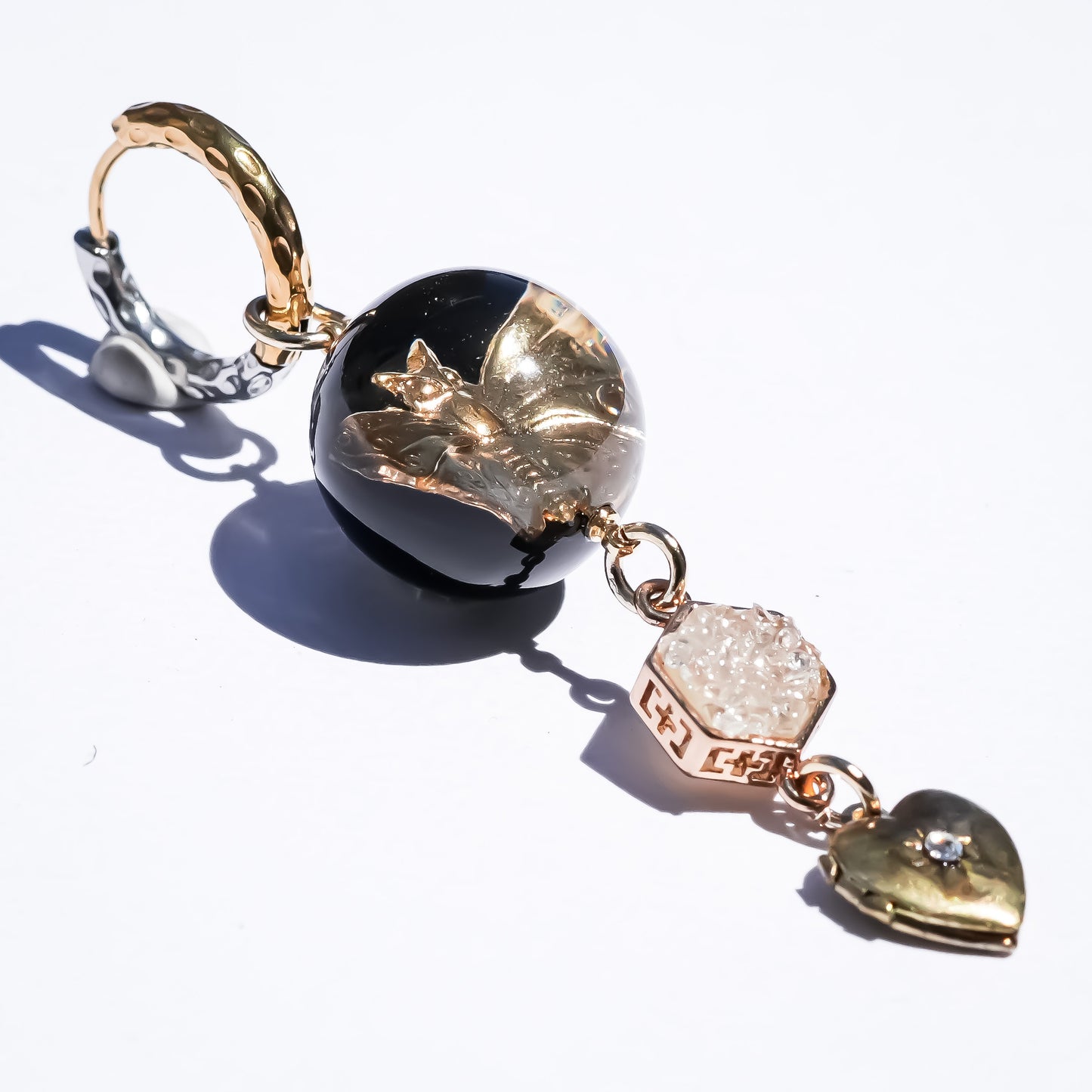BUTTERFLY EARRINGS / ROUND / BLACK (single)
