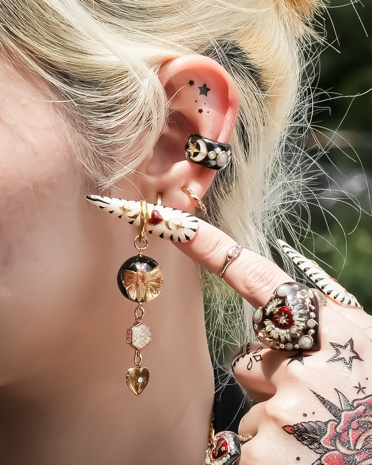BUTTERFLY EARRINGS / ROUND / BLACK (single)