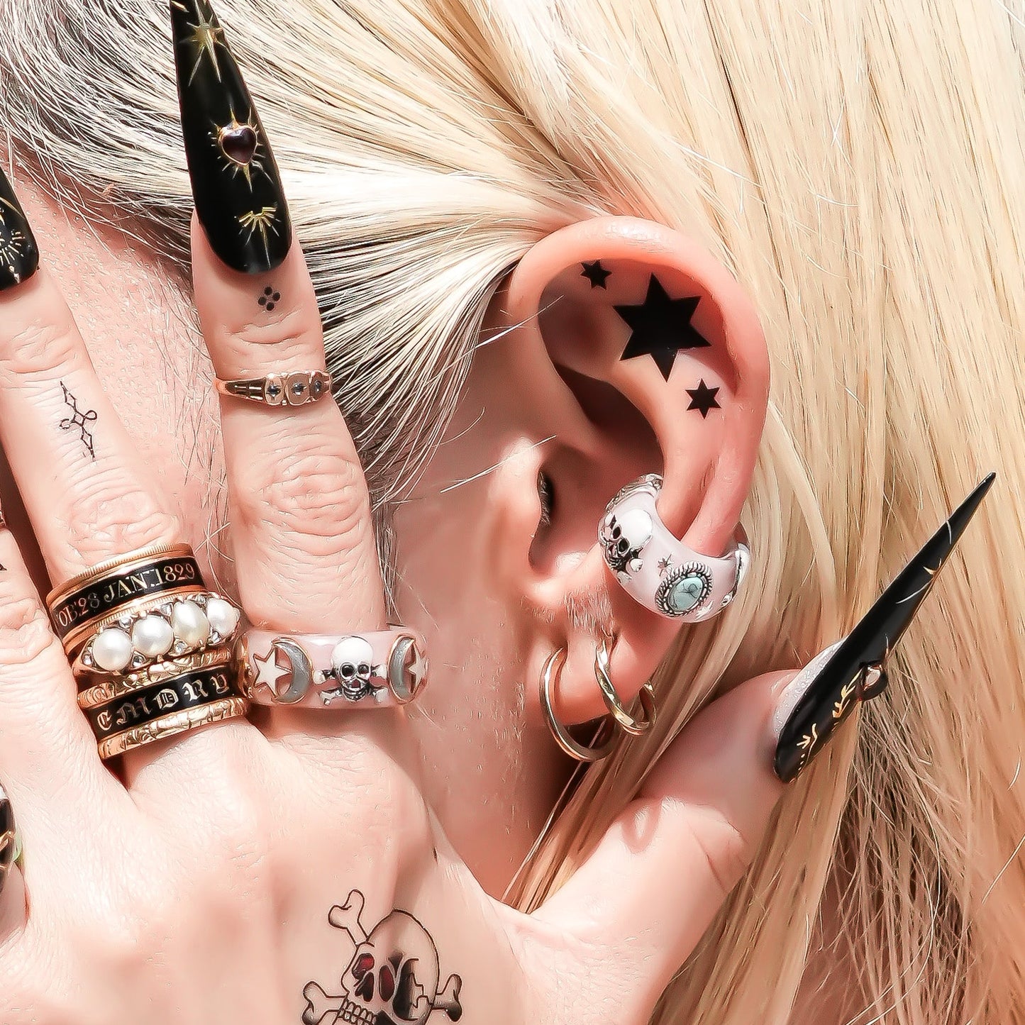 MEMENTO MORI EARCUFF / TURQUOISE / SMOKY WHITE