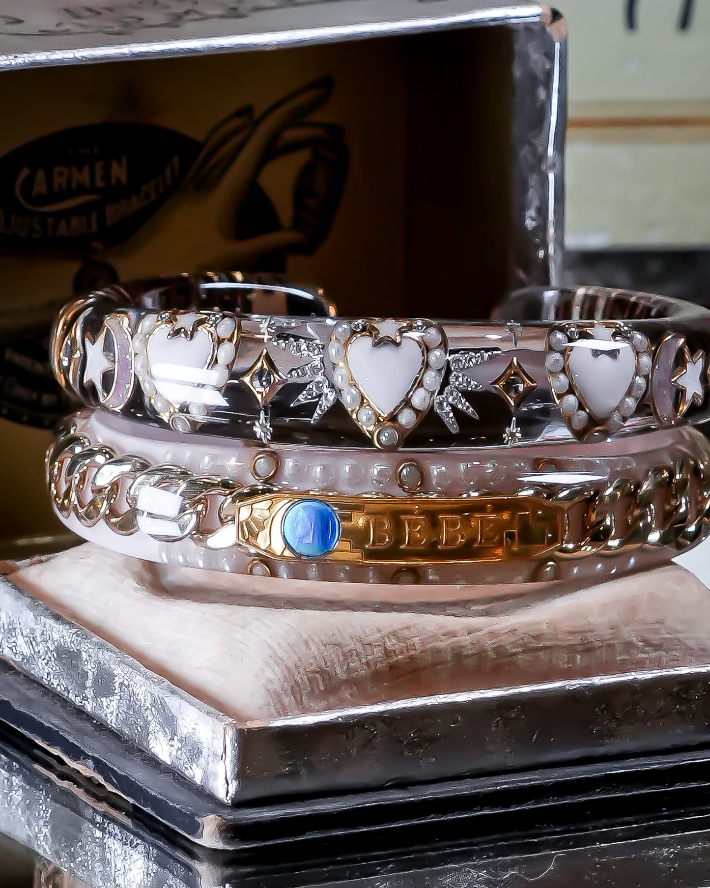 LOVE BRACELET / WHITE HEART / GRAY
