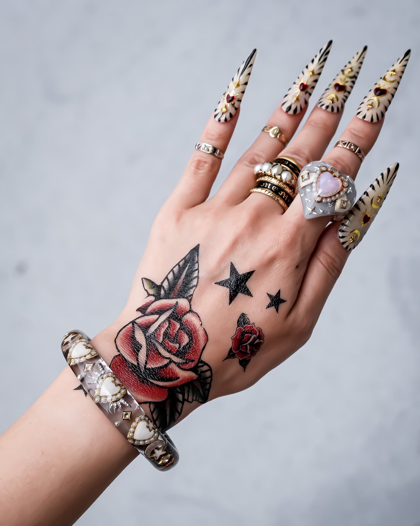 LOVE BRACELET / WHITE HEART / GRAY