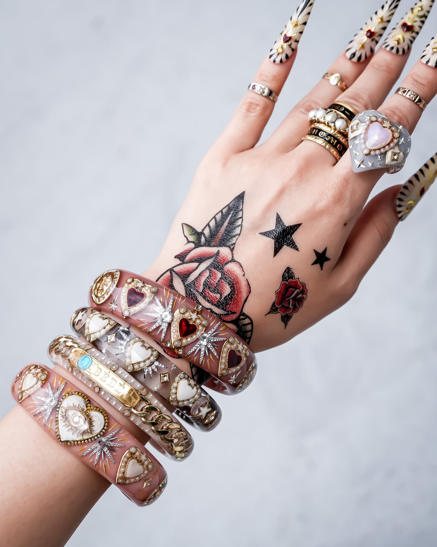 LOVE BRACELET / WHITE HEART / GRAY