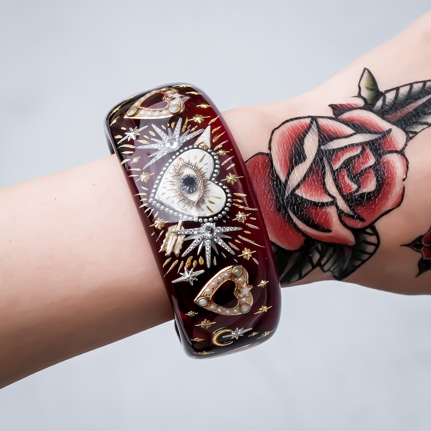 LOVE BRACELET / WHITE HEART / EYE / RED