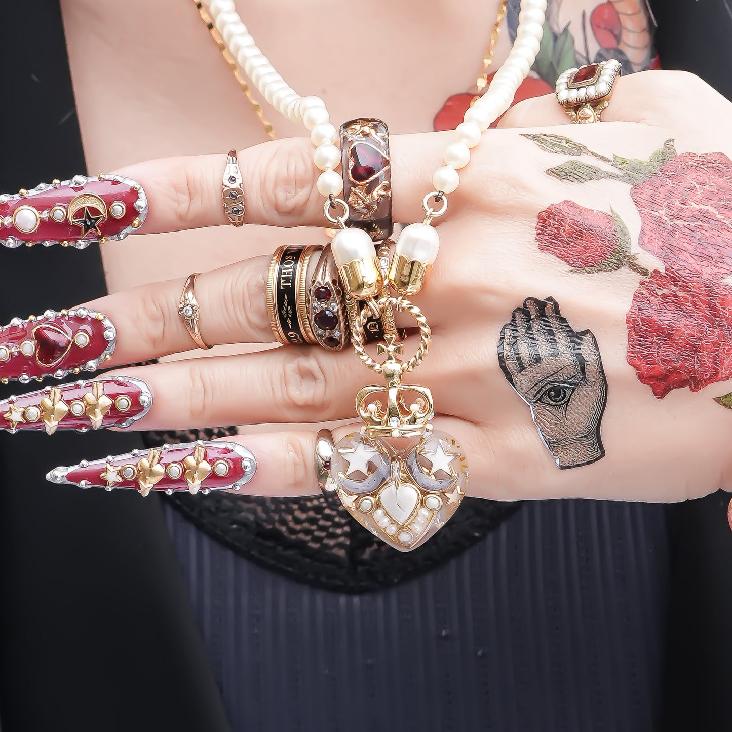 Crown Heart Majolica Pearl Necklace - Smoky White 2