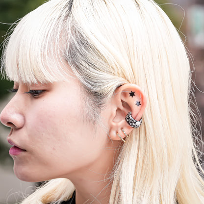 Memento mori skull Ear Cuff – black × Silver