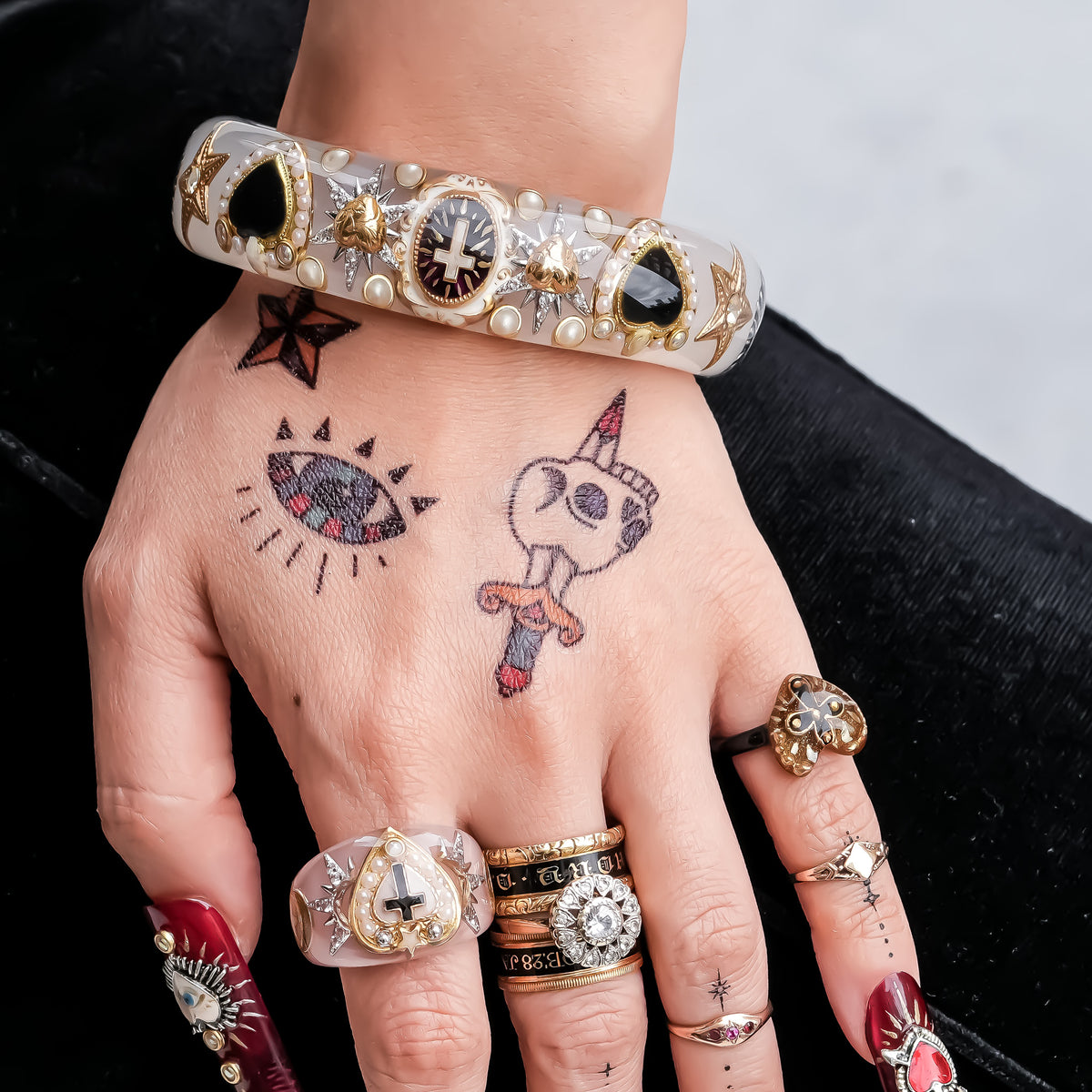 The Baroque Chapel Cross Bracelet - Smoky White × Black