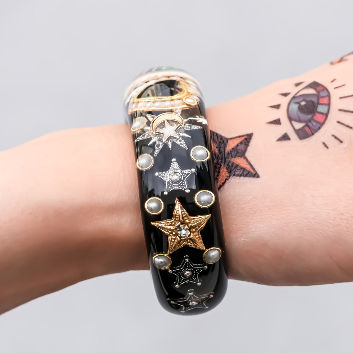 The Baroque Chapel Cross Bracelet - Black × Emerald Green