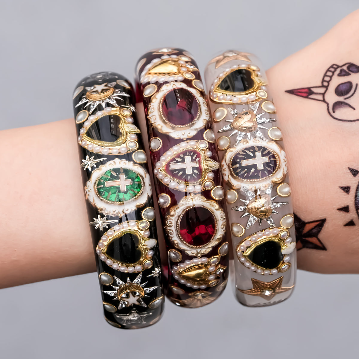The Baroque Chapel Cross Bracelet - Black × Emerald Green