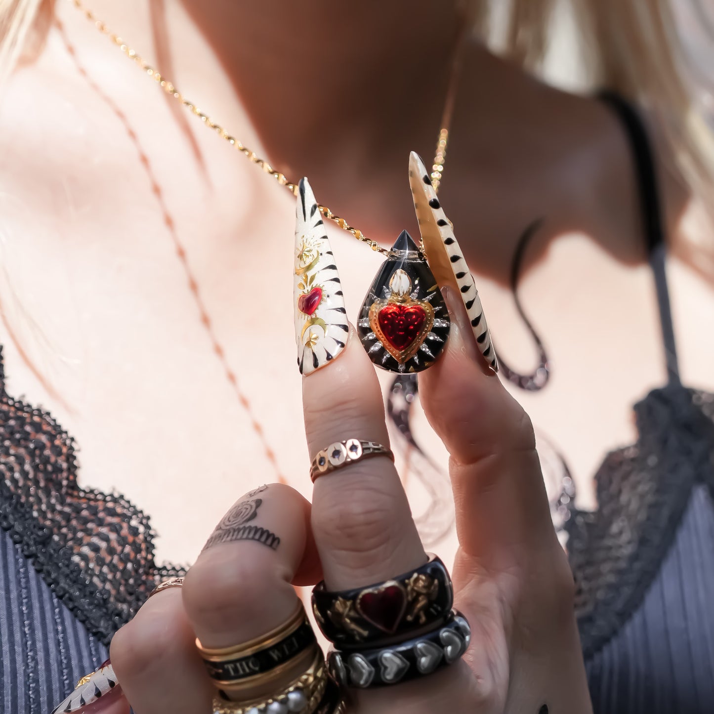 LOVE NECKLACE / DROP / CRYSTAL / BLACK