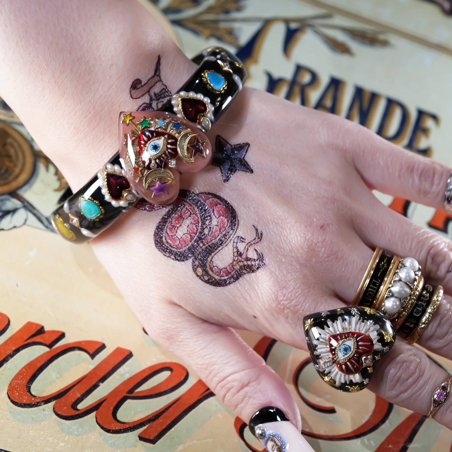 Mystic eye heart bracelet - black × smoky pink