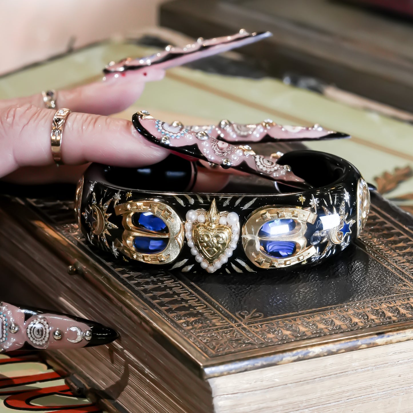 Golden heart & horseshoe bracelet – Black×Gold