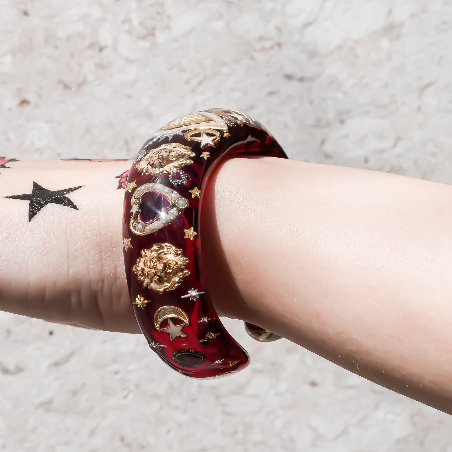 Crowned lion heart bracelet - red