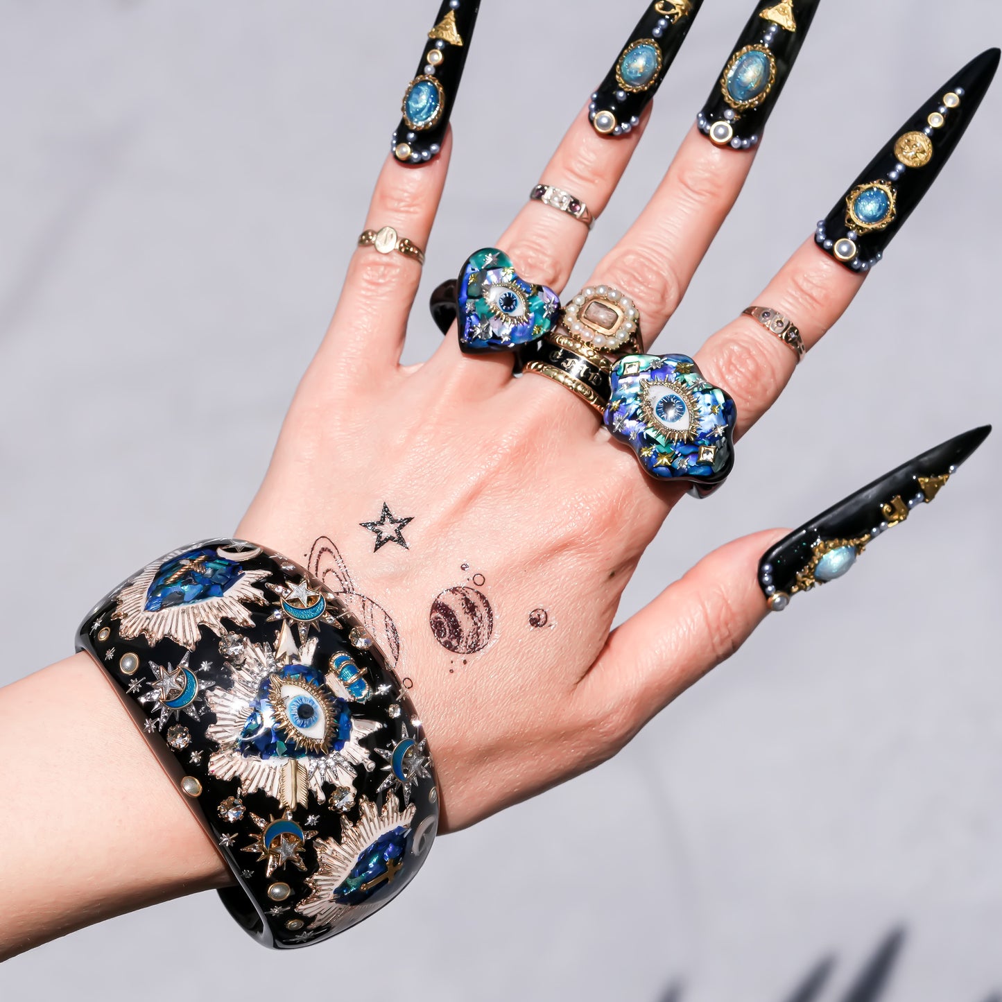 Midnight blue heart eye bracelet - Black × Blue