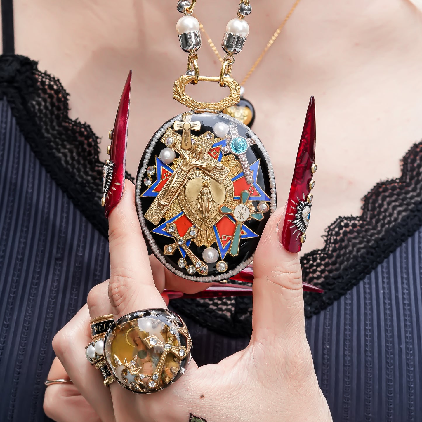 Antique Emblem Medallion Necklace - Black × Red