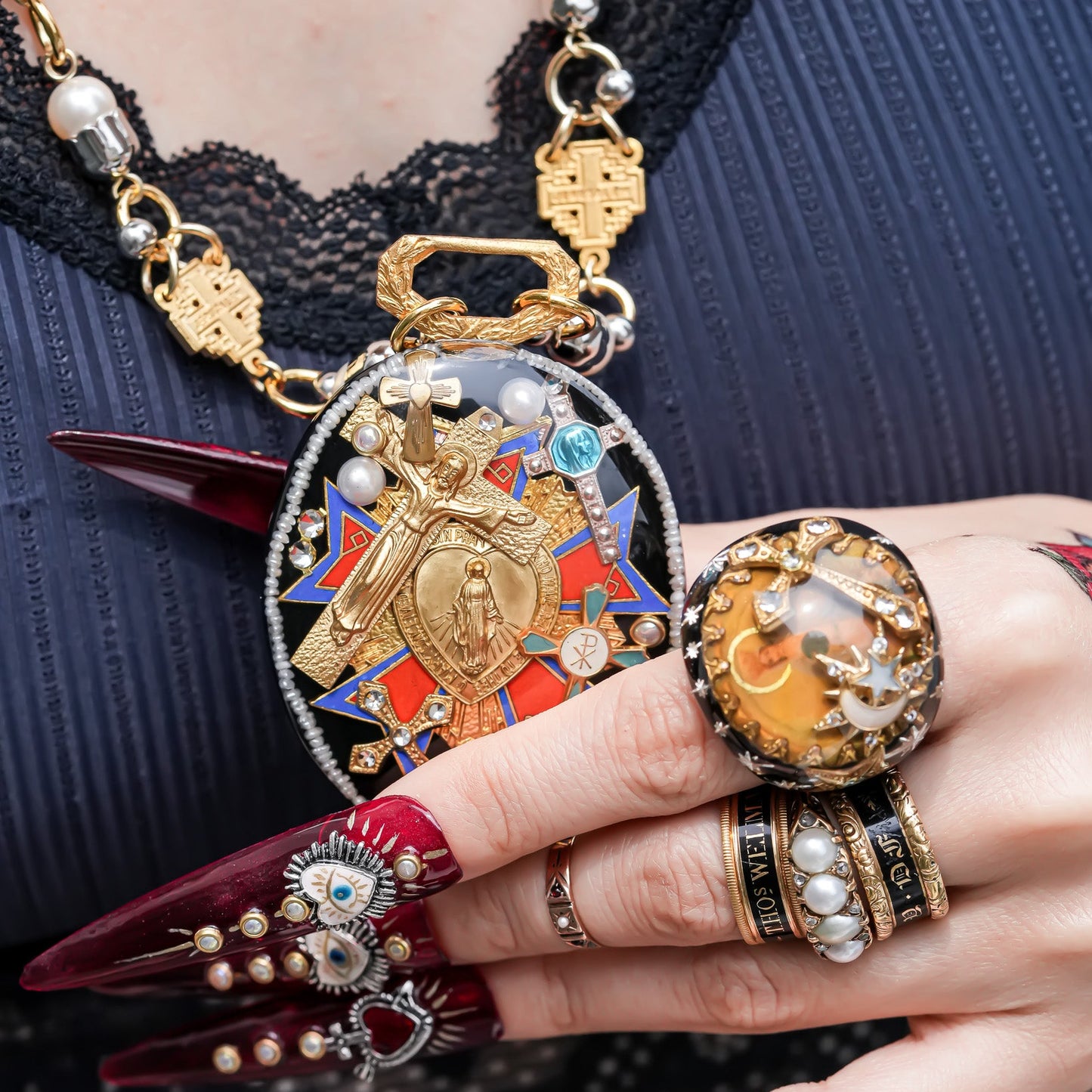Antique Emblem Medallion Necklace - Black × Red
