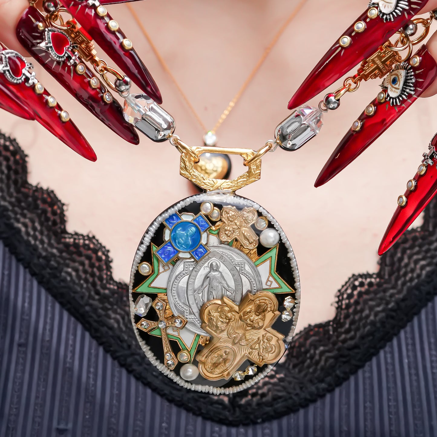 Antique Emblem Medallion Necklace - Black × Green