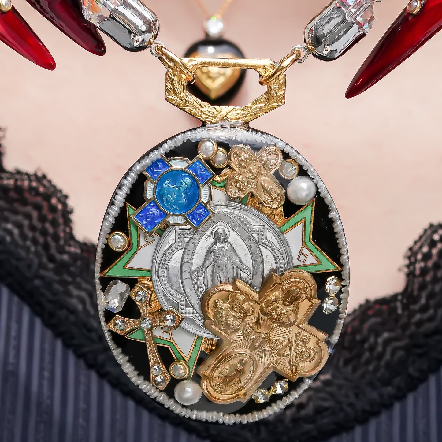 Antique Emblem Medallion Necklace - Black × Green