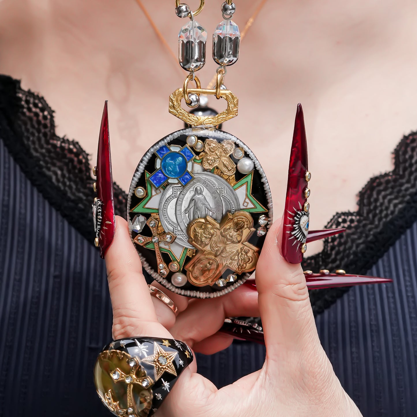 Antique Emblem Medallion Necklace - Black × Green