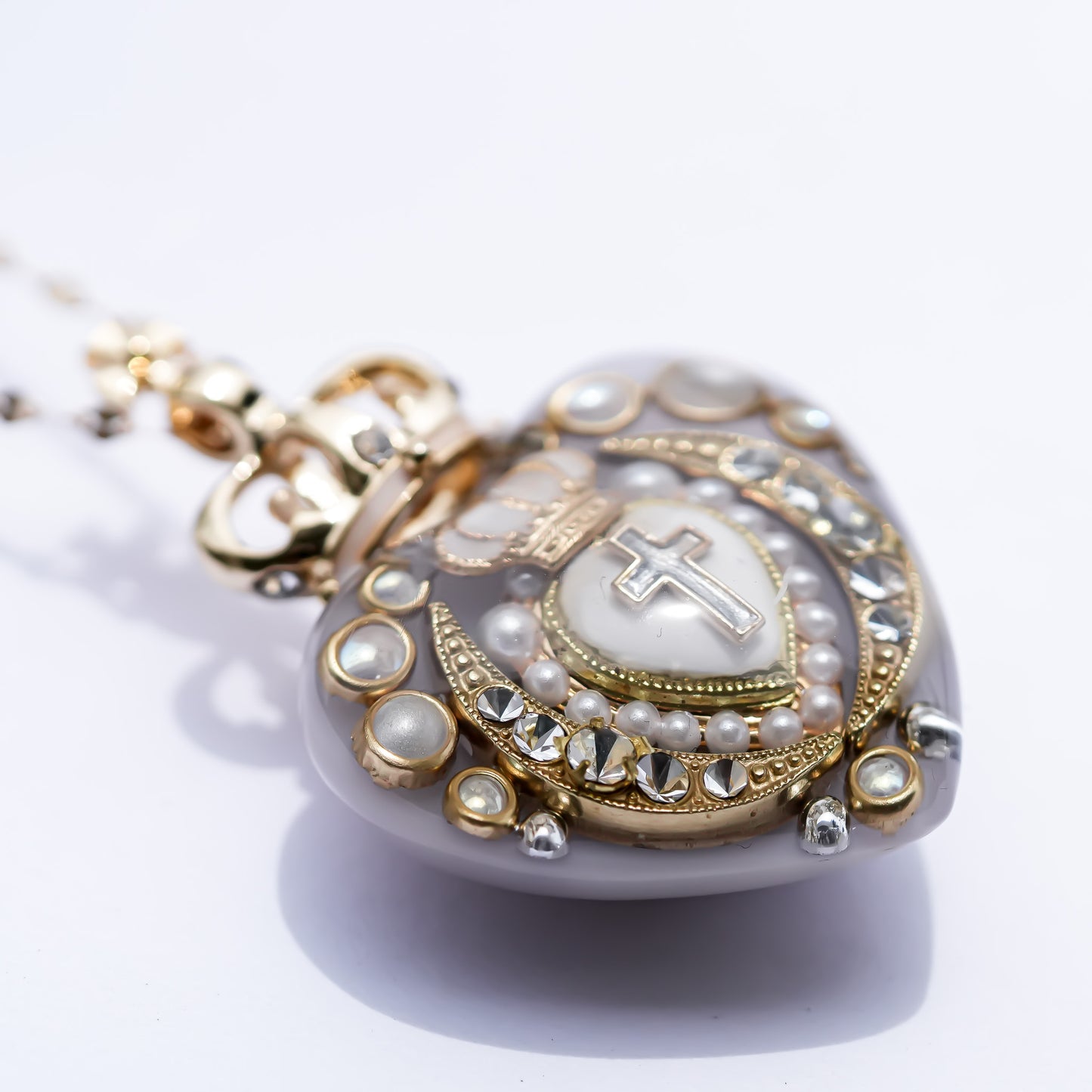Crowned Sacred Heart Necklace - SmokyWhite × White