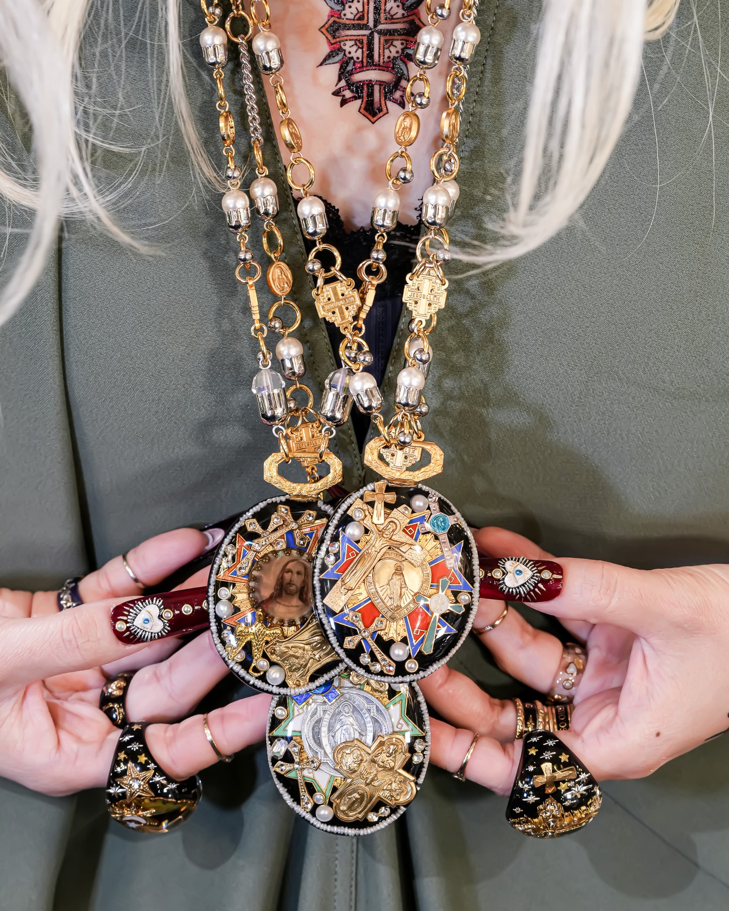 Antique Emblem Medallion Necklace - Black × Green