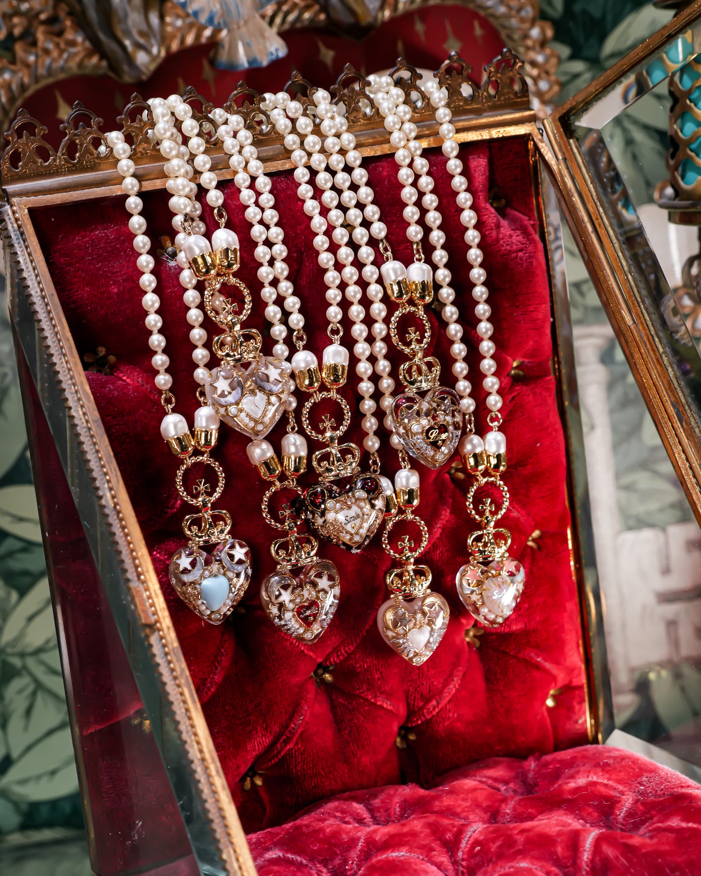 Crown Heart Majolica Pearl Necklace - Smoky White 2