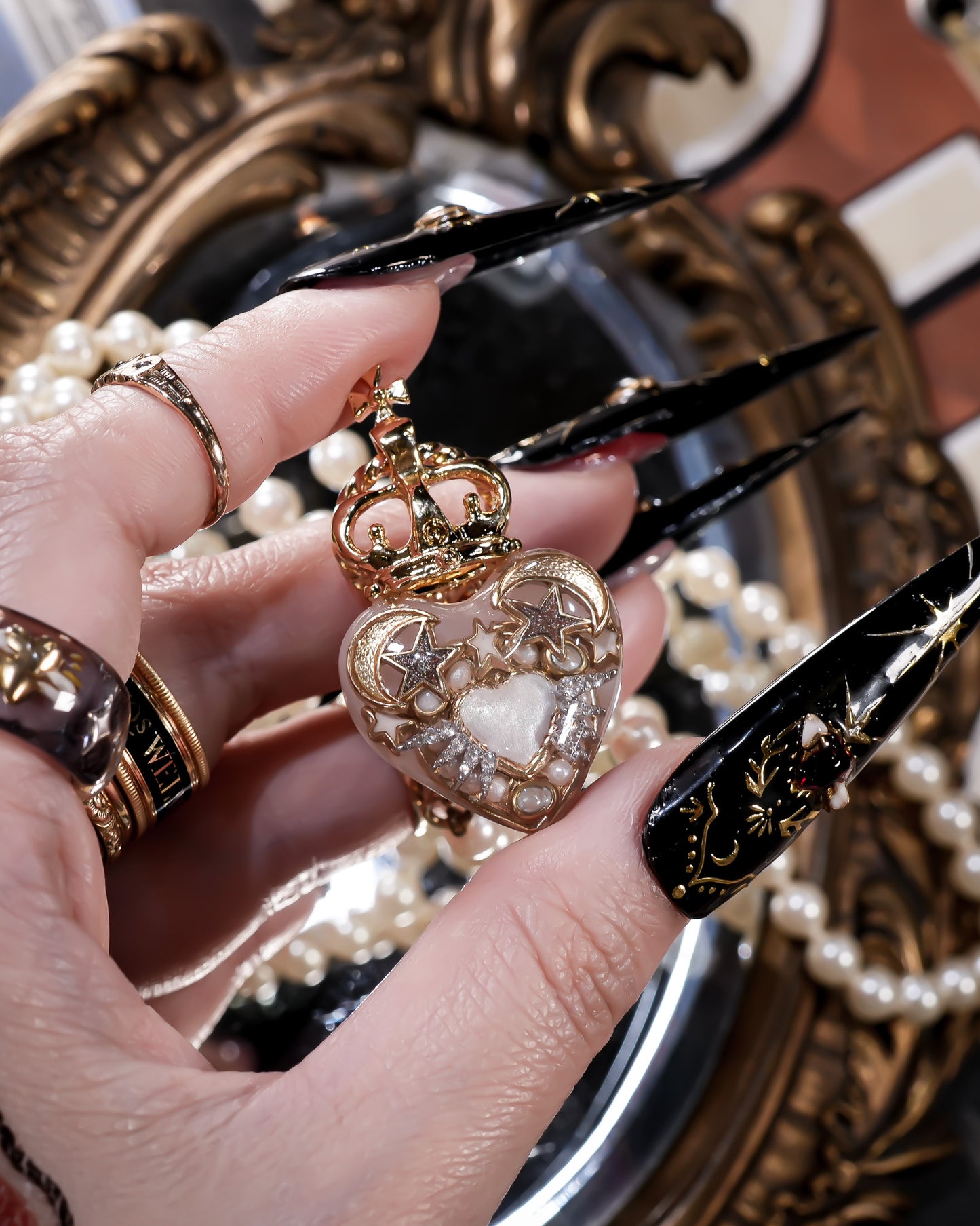 Crown Heart Majolica Pearl Necklace - Smoky White1