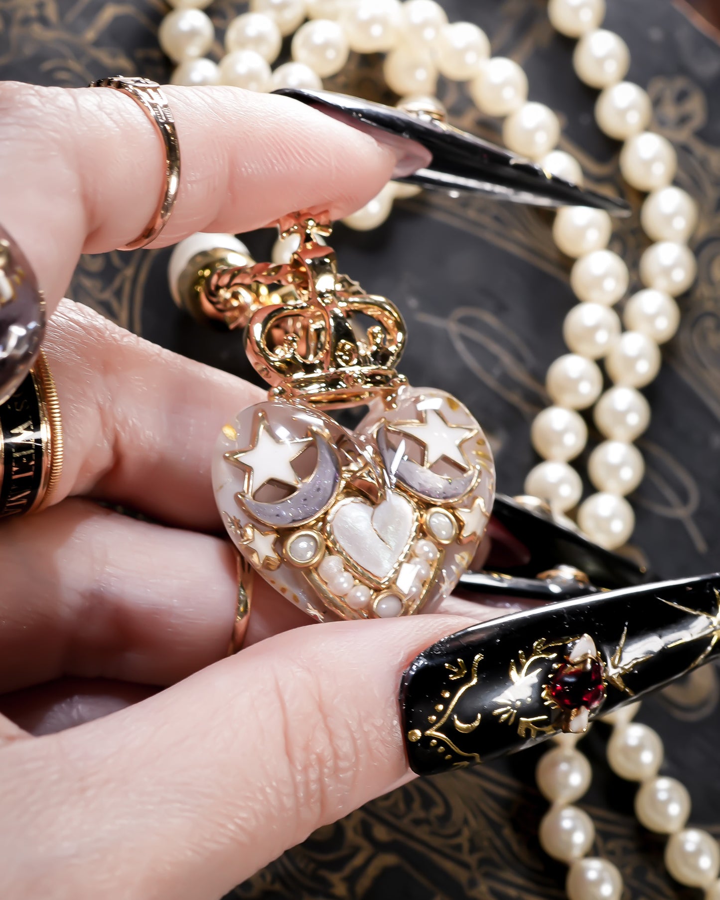 Crown Heart Majolica Pearl Necklace - Smoky White 2