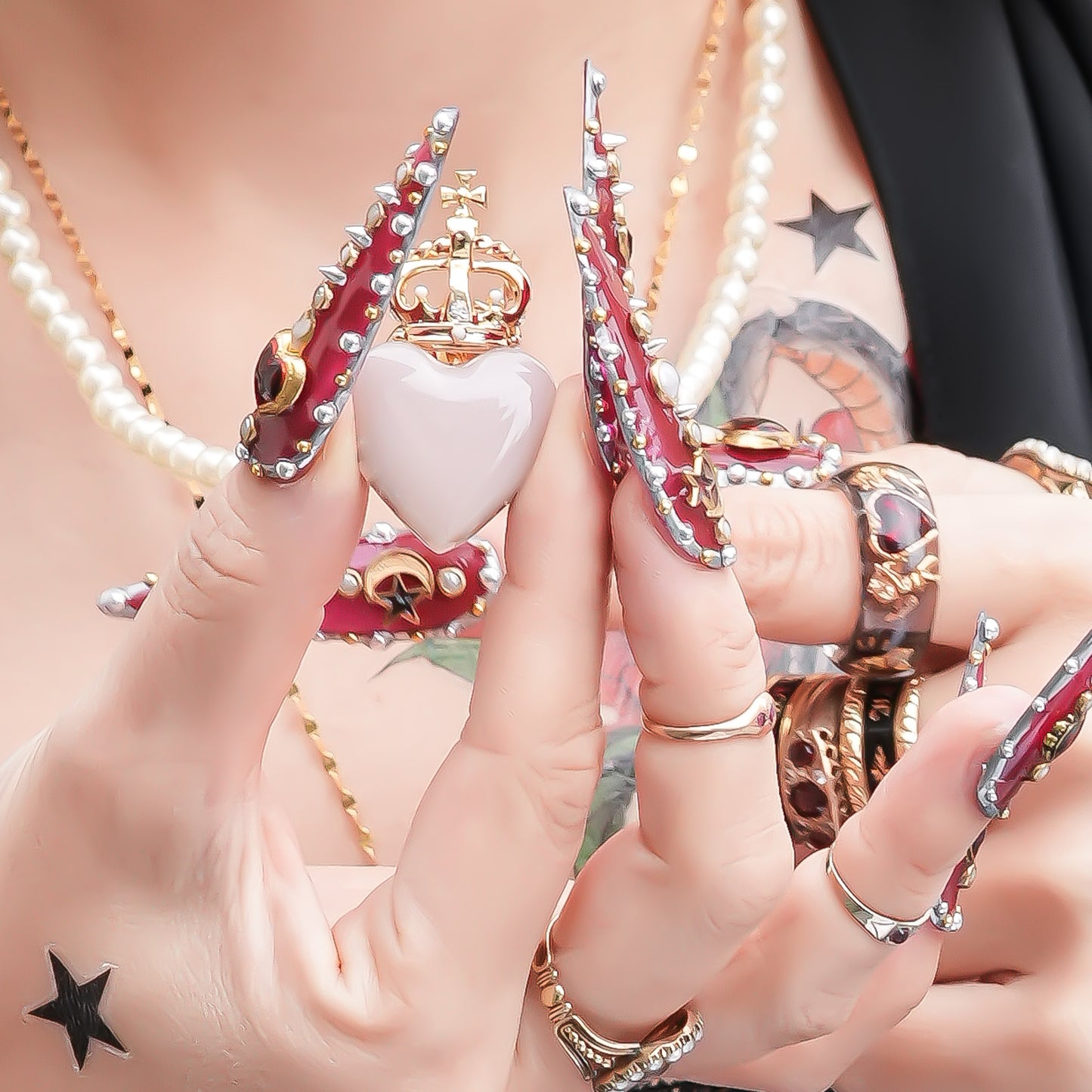 Crown Heart Majolica Pearl Necklace - Smoky White1