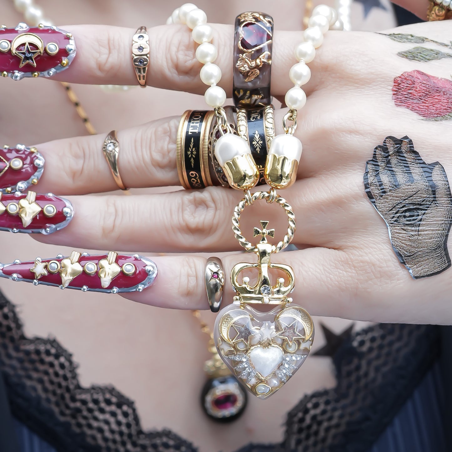 Crown Heart Majolica Pearl Necklace - Smoky White1