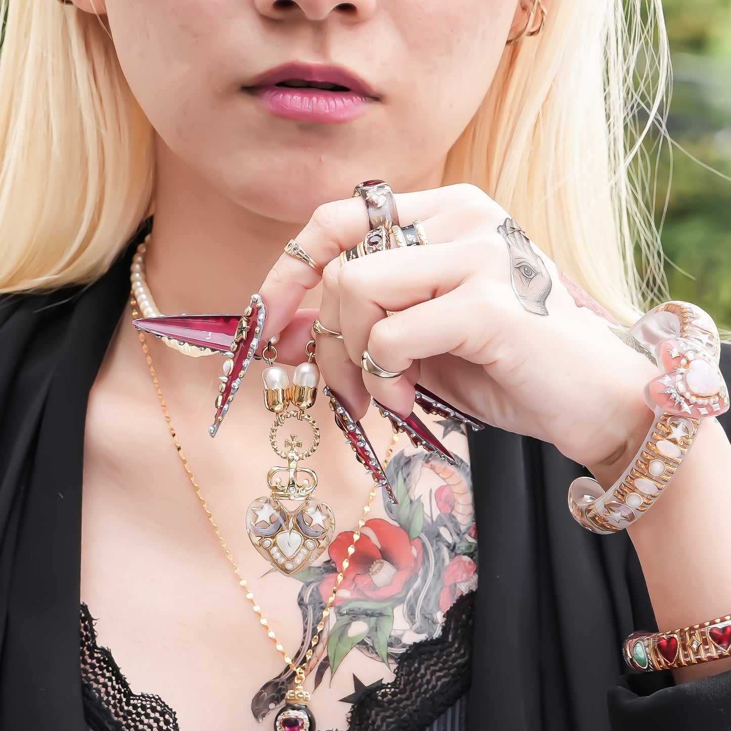 Crown Heart Majolica Pearl Necklace - Smoky White 2