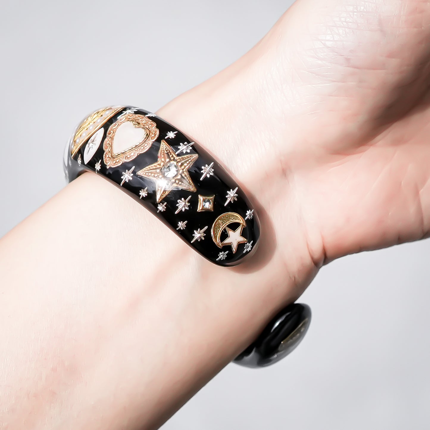 Sacred Heart Cross Bracelet - Black × Gold × White