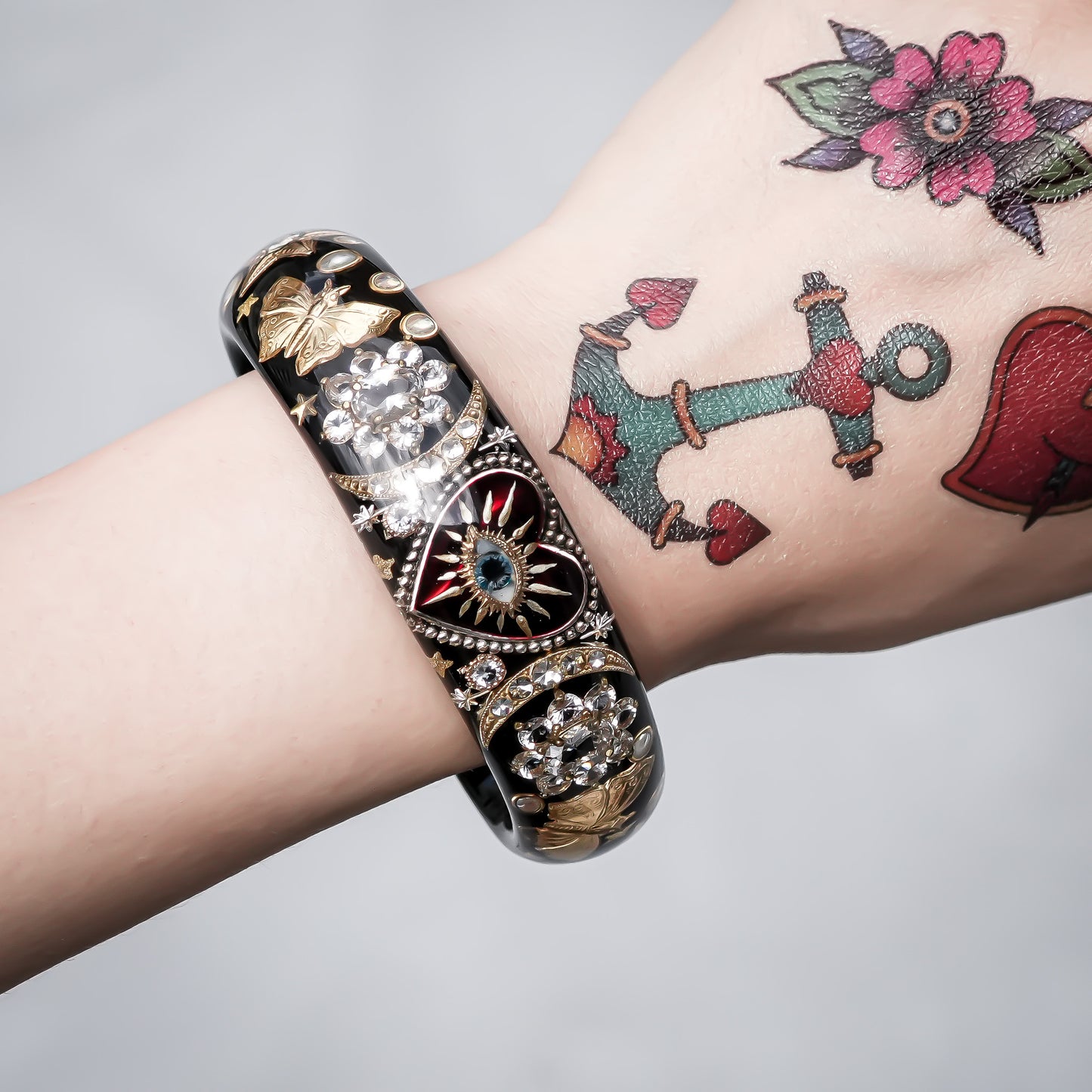 Crimson Eye Heart Bracelet - Black × Red × Gold