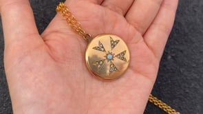 LOCKET NECKLACE / OPAL FLOWER